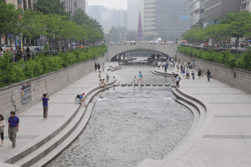 Cheonggyecheon river in Seoul 3