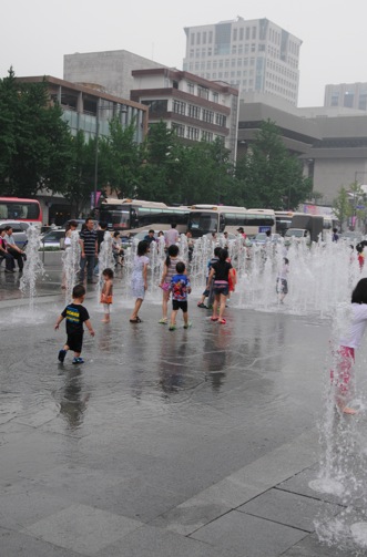 Kids playing in a water fountain in Seoul 1