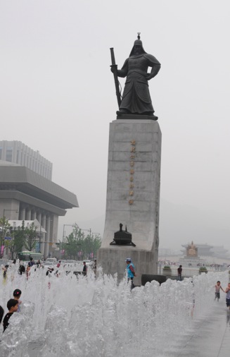 Statue in Seoul 1