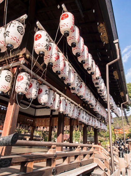 Yasaka Shrine in Gion Kyoto 4